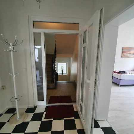 Zentrum Bis 7 Personen. هوسوم