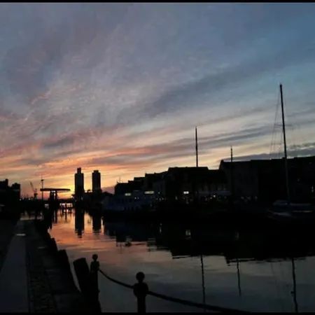 Zentrum Bis 7 Personen. * هوسوم